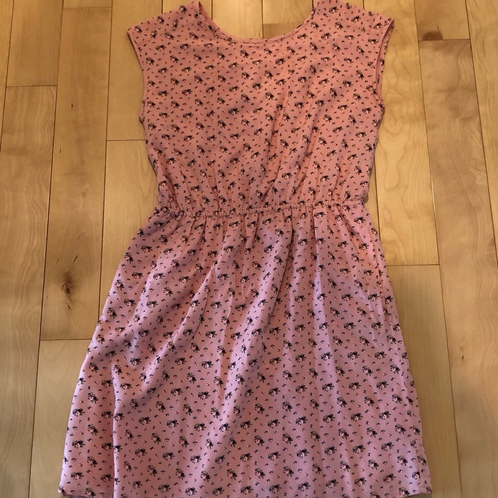 Cute Gap girls summer dress with elastic waist.